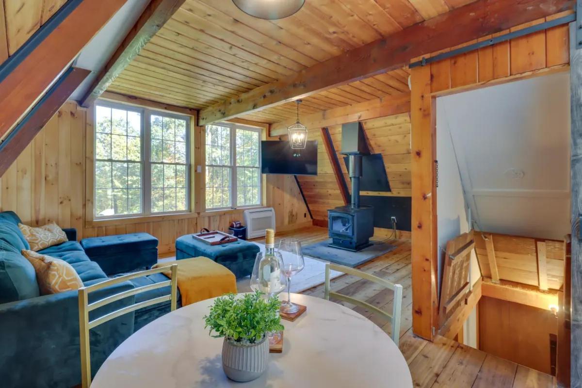 Casa de férias Pocono Getaway A Frame W/ Hot Tub Sauna