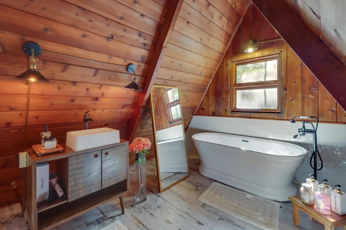 Pocono Getaway A Frame W/ Hot Tub Sauna Ferienhaus *